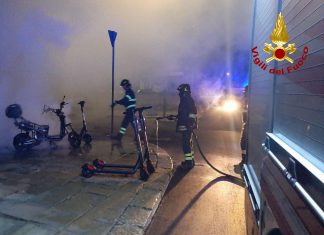 Fiamme in città: bruciano uno scooter ed un monopattino elettrici, si indaga sulle cause