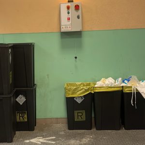 Il pericolo dei rifiuti all’ingresso dell’area grigia del Fazzi. Le foto denuncia: “Rischio contaminazione da covid” - Corriere Salentino