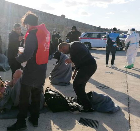 Nei 48 sbarchi del 2021 la Caritas diocesana ha assistito e rifocillato 2852 persone - Corriere Salentino
