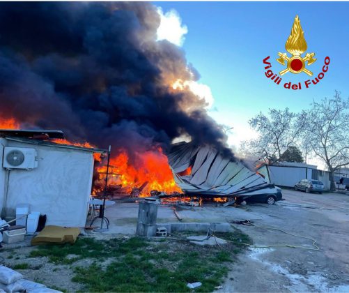 Fiamme divampano nel campo Panareo: danni ingenti, nessun ferito - Corriere Salentino