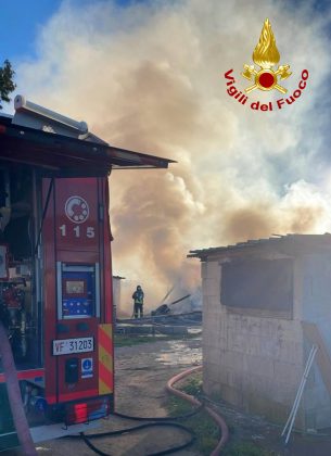 Fiamme divampano nel campo Panareo: danni ingenti, nessun ferito - Corriere Salentino