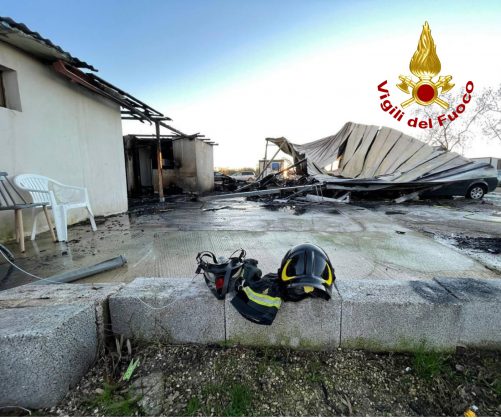 Fiamme divampano nel campo Panareo: danni ingenti, nessun ferito - Corriere Salentino