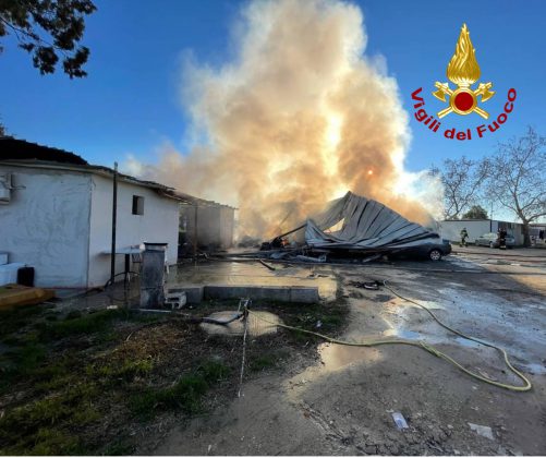 Fiamme divampano nel campo Panareo: danni ingenti, nessun ferito - Corriere Salentino