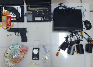 Blitz in casa di un 22enne: trovate dosi di droga e pistole a salve, finisce ai domiciliari