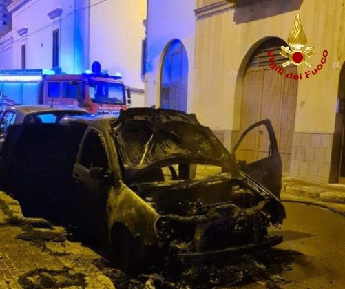 Notte di incendi: a fuoco una serra e mezzi agricoli, brucia anche un'auto - Corriere Salentino