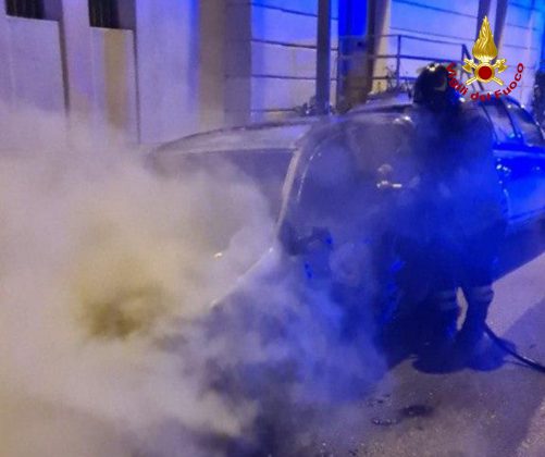 Notte di incendi: a fuoco una serra e mezzi agricoli, brucia anche un'auto - Corriere Salentino