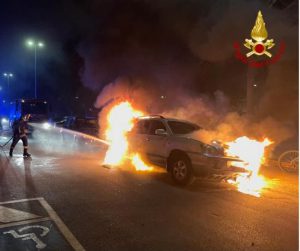 Incendio divampa nel quartiere Stadio: fiamme avvolgono un suv. Si indaga sulle cause - Corriere Salentino