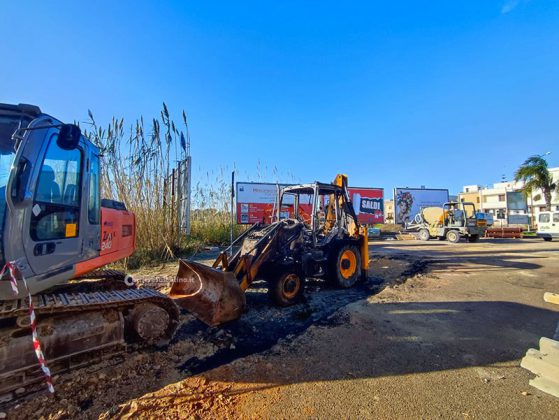 Fiamme nel cantiere, il fuoco distrugge una terna: è il secondo raid in pochi giorni nel Salento - Corriere Salentino