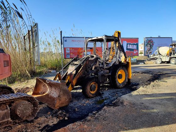 Fiamme nel cantiere, il fuoco distrugge una terna: è il secondo raid in pochi giorni nel Salento - Corriere Salentino