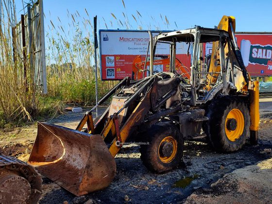 Fiamme nel cantiere, il fuoco distrugge una terna: è il secondo raid in pochi giorni nel Salento - Corriere Salentino
