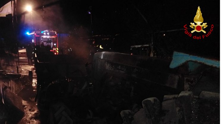 Notte di incendi: a fuoco una serra e mezzi agricoli, brucia anche un'auto - Corriere Salentino