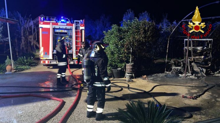 Notte di incendi: a fuoco una serra e mezzi agricoli, brucia anche un'auto - Corriere Salentino