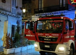 Divampano le fiamme in casa: famiglia scende in strada per mettersi in salvo. Padre e figlio lievemente intossicati