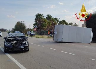 Paura sulla circonvallazione del paese: schianto contro un’auto, poi il camion si ribalta