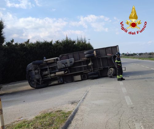 Paura sulla circonvallazione del paese: schianto contro un'auto, poi il camion si ribalta - Corriere Salentino