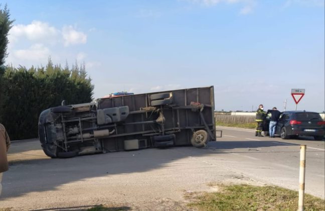Paura sulla circonvallazione del paese: schianto contro un'auto, poi il camion si ribalta - Corriere Salentino