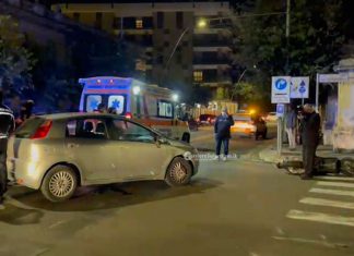Schianto tra scooter e auto lungo il viale: due ragazze ferite in ospedale