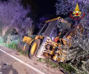 Violento scontro sulla provinciale: impatto tra auto e escavatore. Un ferito in ospedale - Corriere Salentino