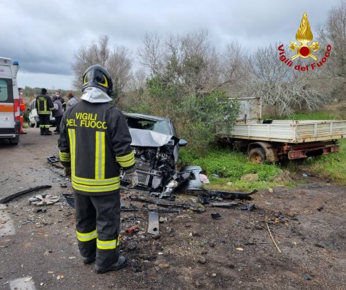 Impatto violento tra auto e furgone, uno dei conducenti incastrato nelle lamiere: due feriti in codice rosso - Corriere Salentino