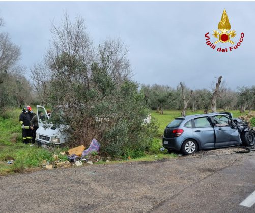 Impatto violento tra auto e furgone, uno dei conducenti incastrato nelle lamiere: due feriti in codice rosso - Corriere Salentino
