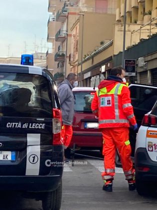 Mamma e figli investiti per strada, giovane in monopattino perde il controllo e cade: ferite lievi e tanta paura - Corriere Salentino