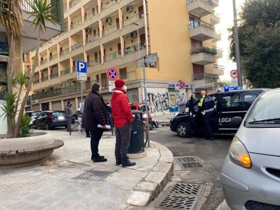 Mamma e figli investiti per strada, giovane in monopattino perde il controllo e cade: ferite lievi e tanta paura - Corriere Salentino