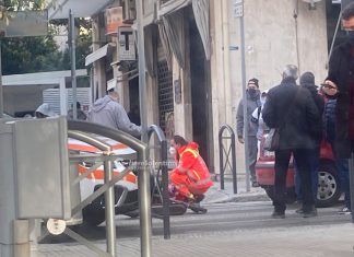 Mamma e figli investiti per strada, giovane in monopattino perde il controllo e cade: ferite lievi e tanta paura