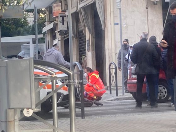 Mamma e figli investiti per strada, giovane in monopattino perde il controllo e cade: ferite lievi e tanta paura - Corriere Salentino