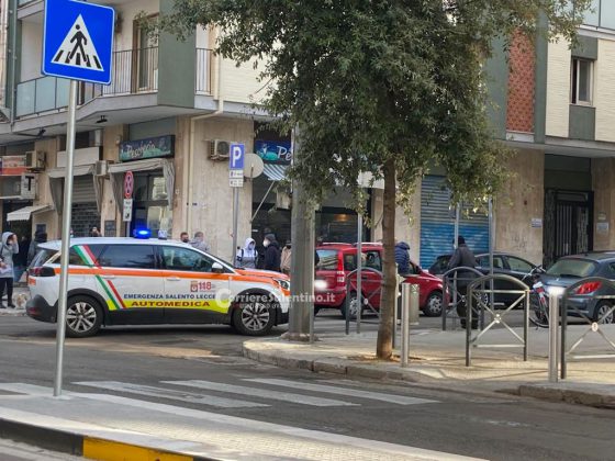 Mamma e figli investiti per strada, giovane in monopattino perde il controllo e cade: ferite lievi e tanta paura - Corriere Salentino