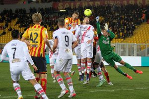 Un autogol regala al Lecce 3 punti d’oro - Corriere Salentino