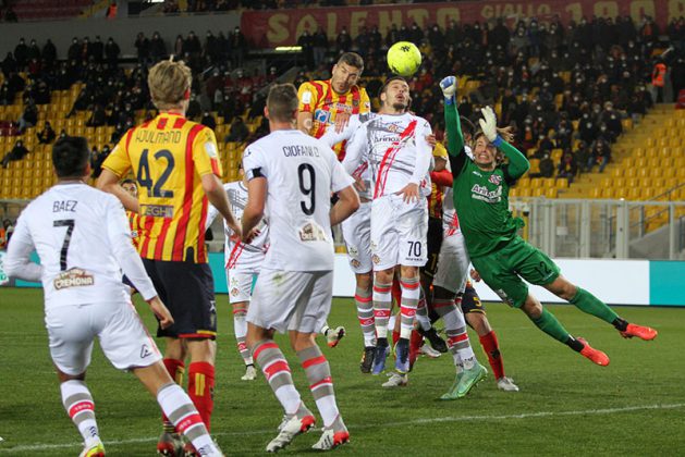 Un autogol regala al Lecce 3 punti d’oro - Corriere Salentino