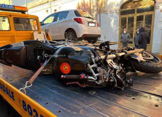 Tragico incidente in paese, fatale schianto tra auto e moto: muore centauro