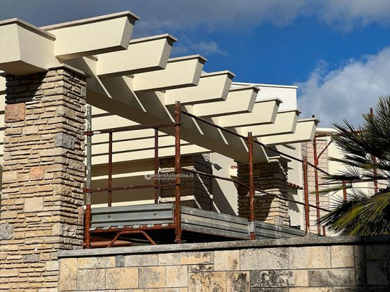 Cade dall'impalcatura durante alcuni lavori, operaio al Fazzi con "codice rosso" - Corriere Salentino