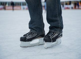 Tragedia sulla pista di pattinaggio: 62enne accusa un improvviso malore, inutili i soccorsi