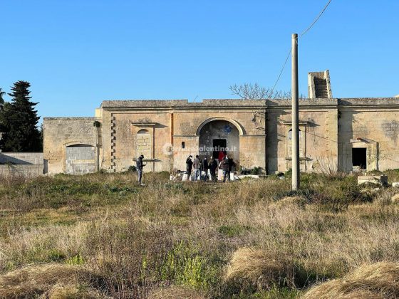 Terzo sgombero in pochi mesi: allontanata coppia di artisti di strada da una masseria della Diocesi - Corriere Salentino