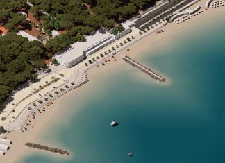 Si spaccia per un personal trainer e molesta 15enne in acqua: a processo un 51enne