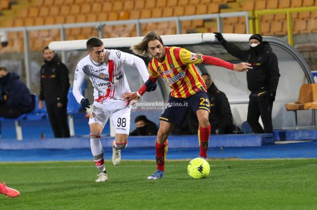 Un autogol regala al Lecce 3 punti d’oro - Corriere Salentino