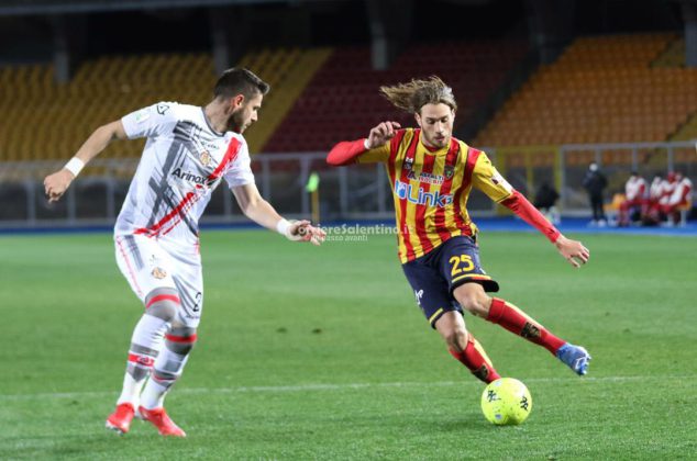 Un autogol regala al Lecce 3 punti d’oro - Corriere Salentino