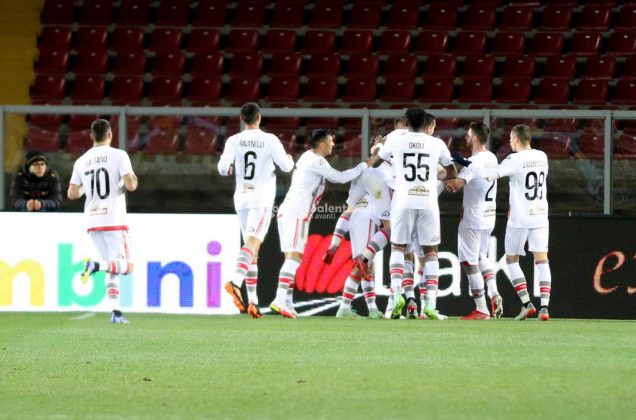 Un autogol regala al Lecce 3 punti d’oro - Corriere Salentino