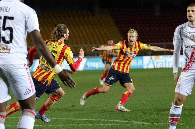 Un autogol regala al Lecce 3 punti d’oro - Corriere Salentino