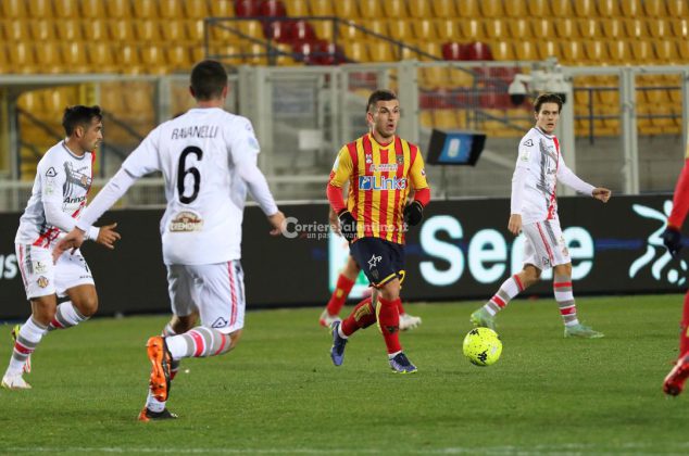 Un autogol regala al Lecce 3 punti d’oro - Corriere Salentino