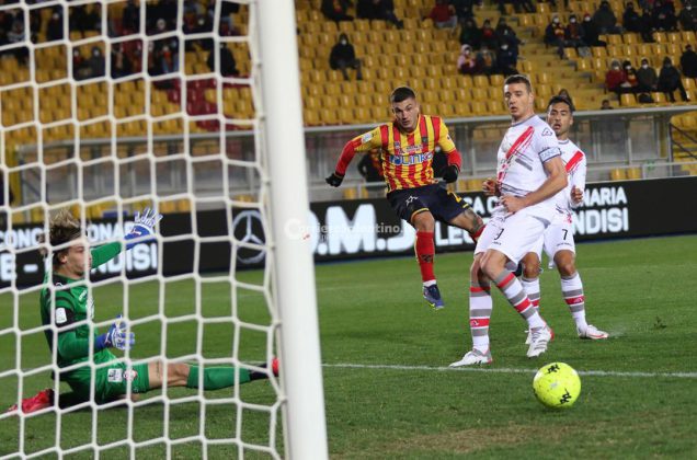Un autogol regala al Lecce 3 punti d’oro - Corriere Salentino
