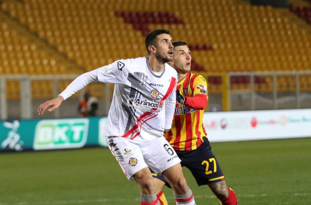 Un autogol regala al Lecce 3 punti d’oro - Corriere Salentino