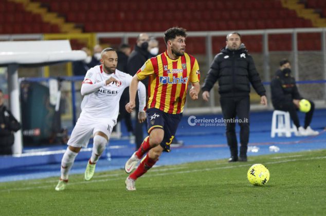 Il Lecce non spreca l’occasione del sorpasso: 2 a 1 al Vicenza e primato in classifica - Corriere Salentino