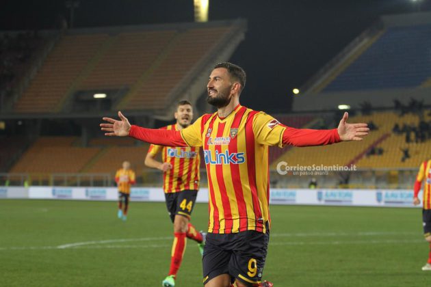 Il Lecce non spreca l’occasione del sorpasso: 2 a 1 al Vicenza e primato in classifica - Corriere Salentino