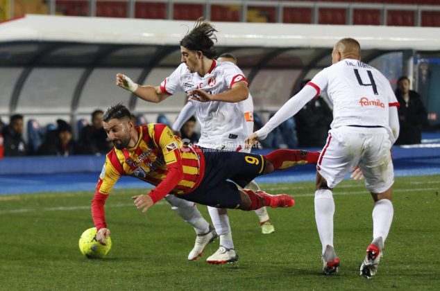 Il Lecce non spreca l’occasione del sorpasso: 2 a 1 al Vicenza e primato in classifica - Corriere Salentino