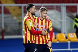 Il Lecce non spreca l’occasione del sorpasso: 2 a 1 al Vicenza e primato in classifica - Corriere Salentino