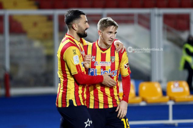 Il Lecce non spreca l’occasione del sorpasso: 2 a 1 al Vicenza e primato in classifica - Corriere Salentino