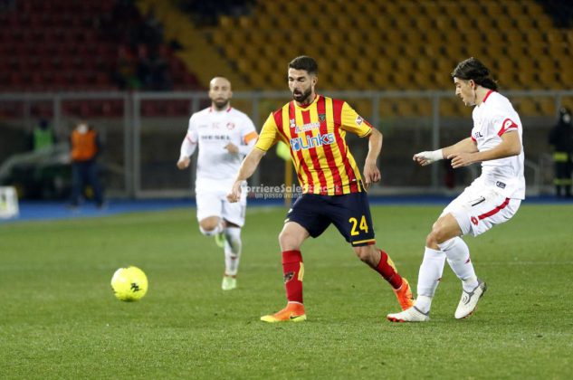 Il Lecce non spreca l’occasione del sorpasso: 2 a 1 al Vicenza e primato in classifica - Corriere Salentino