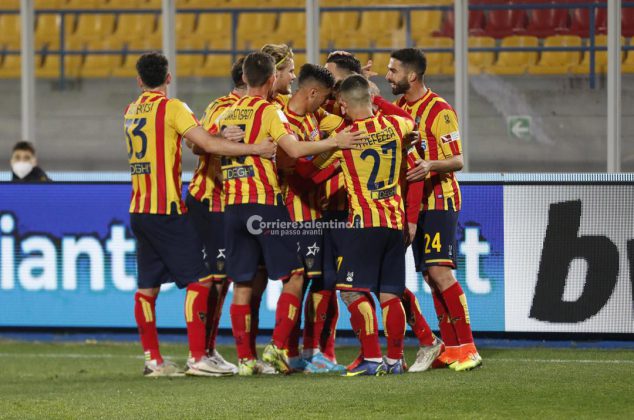 Il Lecce non spreca l’occasione del sorpasso: 2 a 1 al Vicenza e primato in classifica - Corriere Salentino